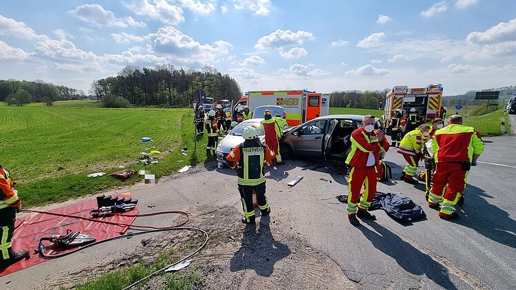 Neustadt: Feuerwehr wird zu "eingeklemmter Person" nach Unfall alarmiert - zwei Verletzte