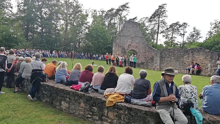 Zur Bergzeit-Andacht an der Michelskirchruine kamen viele Gläubige.