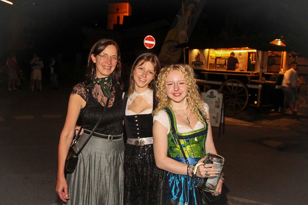 Die Stadlbesucher feierten mit den Stoapf&auml;lzer Spitzbuam.