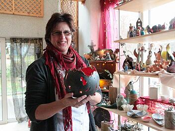 Eines der  Leucht-Objekte aus Ton von Susanne Posmek aus Forchheim-Burk. Die Ton-Kugel wird mit einer Kerze bestückt, und der Raum erstrahlt.  Foto: Josef Hofbauer