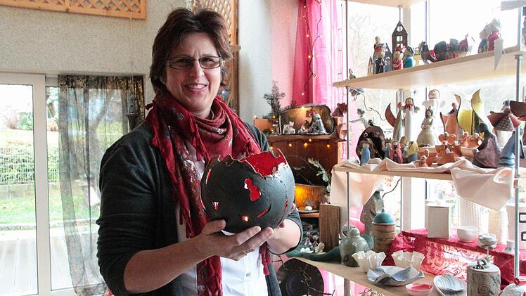 Eines der  Leucht-Objekte aus Ton von Susanne Posmek aus Forchheim-Burk. Die Ton-Kugel wird mit einer Kerze bestückt, und der Raum erstrahlt.  Foto: Josef Hofbauer