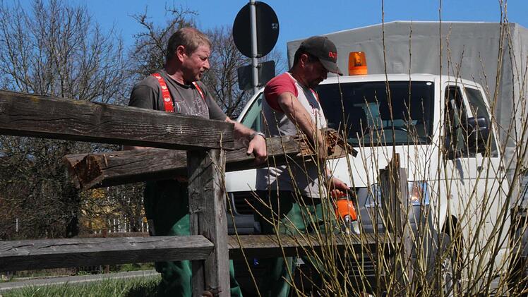 Gerd Windisch und Konrad Igel vom Pretzfelder Bautrupp sind dabei, die morschen Geländer entlang der Radwege zu reparieren. "Das beim Sportplatz ist bereits fertig", freut sich Igel. Doch auf ihn und seine Kollegen wartet nun jede Menge Arbeit.