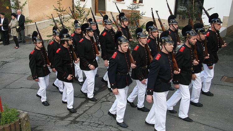 Mehr als 100 Aktive marschierten zur Fronleichnamsprozession in Uniformen auf.