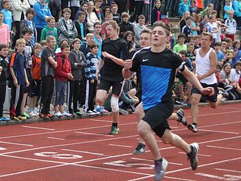Coole Typen, die auf 100 Meter zwölf Sekunden oder darunter laufen können. Nikolai Masel (vorne) ist mit 11,9 Sekunden schnellster Realschüler. Foto: Stephan Tiroch