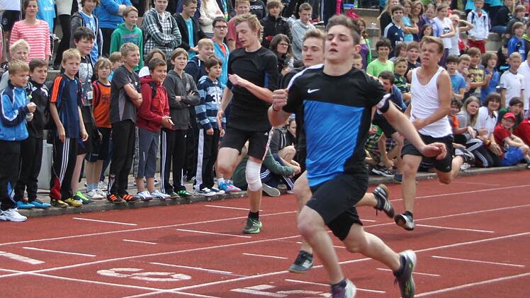 Coole Typen, die auf 100 Meter zwölf Sekunden oder darunter laufen können. Nikolai Masel (vorne) ist mit 11,9 Sekunden schnellster Realschüler. Foto: Stephan Tiroch