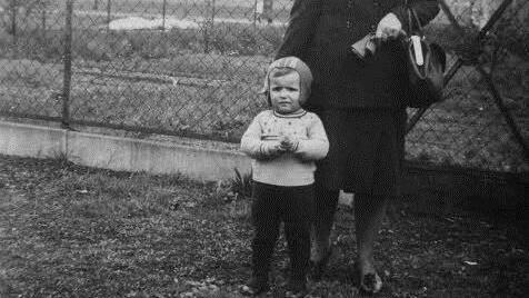 Maria Steinhorst mit Hanns 1943
