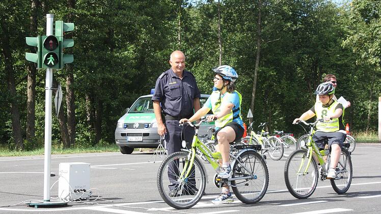 Schüler bei der Verkehrswacht. Foto: Robert Huger