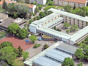 Sanierungskosten im hohen zweistelligen Millionenbereich stehen für drei Bamberger Gymnasien im Raum. Eines davon ist das Mitte der 60er-Jahre gebaute Dientzenhofer-Gymnasium.  Foto: Rinklef
