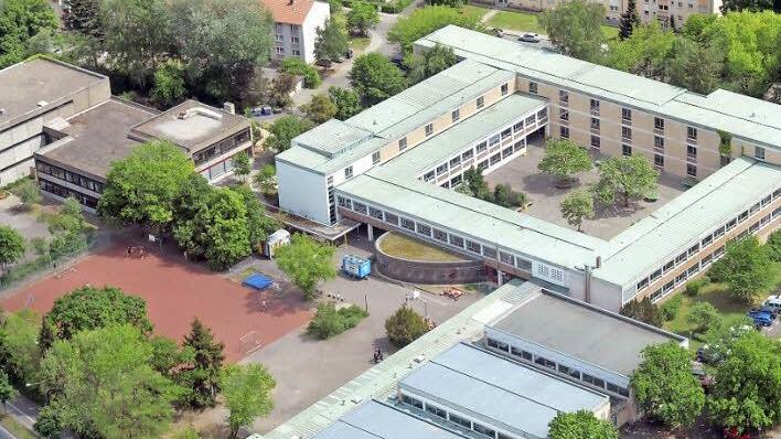 Sanierungskosten im hohen zweistelligen Millionenbereich stehen für drei Bamberger Gymnasien im Raum. Eines davon ist das Mitte der 60er-Jahre gebaute Dientzenhofer-Gymnasium.  Foto: Rinklef