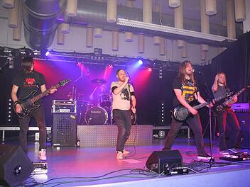 Der Sound der Kulmbacher Metalband "Devilizer" lebt vom mehrstimmigen Gesang. Das Bild zeigt (von links) Niklas Müller (Gitarre und Gesang), Philipp Sesselmann (Schlagzeug), Lorenz Beutner (Gesang), Philipp Rösch (Bass und Gesang) und Vincent de Fallois (Gitarre).  Fotos: Stephan Stöckel