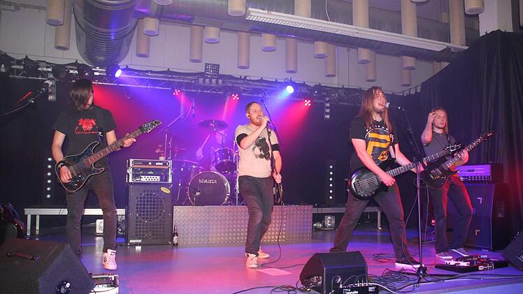 Der Sound der Kulmbacher Metalband "Devilizer" lebt vom mehrstimmigen Gesang. Das Bild zeigt (von links) Niklas Müller (Gitarre und Gesang), Philipp Sesselmann (Schlagzeug), Lorenz Beutner (Gesang), Philipp Rösch (Bass und Gesang) und Vincent de Fallois (Gitarre).  Fotos: Stephan Stöckel