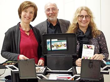 Die Koordinatorinnen Brigitte Raabgrund und Annette Hümmer vom Kronacher Hospizverein mit Dr. Peter Witton präsentieren den Begleiterkoffer, dessen Inhalt Hospizbegleiter für ihre Aufgabe nutzen können. Foto: privat