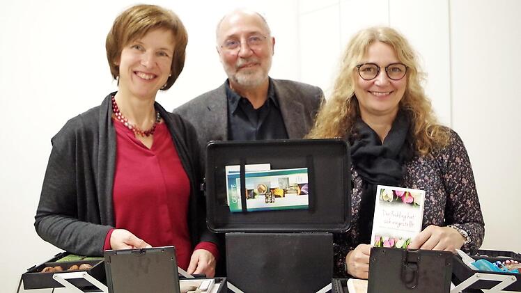 Die Koordinatorinnen Brigitte Raabgrund und Annette Hümmer vom Kronacher Hospizverein mit Dr. Peter Witton präsentieren den Begleiterkoffer, dessen Inhalt Hospizbegleiter für ihre Aufgabe nutzen können. Foto: privat