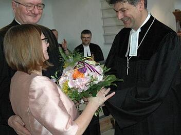 Dekan Stefan Kirchberger (rechts) dankte Birgit Mierdel für die Unterstützung ihres Mannes in all den Jahren als Untermerzbacher Pfarrer. Foto: Edwin Meißinger