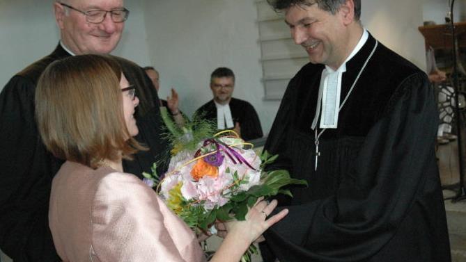 Dekan Stefan Kirchberger (rechts) dankte Birgit Mierdel f&uuml;r die Unterst&uuml;tzung ihres Mannes in all den Jahren als Untermerzbacher Pfarrer. Foto: Edwin Mei&szlig;inger