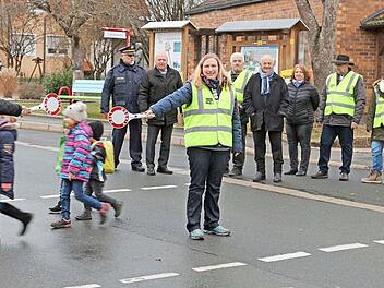 Aus sechs Damen und zwei Herren rekrutiert sich die 18. Gruppe von Schulweghelfern im Landkreis Lichtenfels. Sie wollen im Michelauer Ortsteil Neuensee für einen gefahrlosen Schulweg sorgen.  Foto: Klaus Gagel