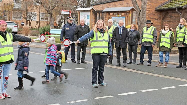 Aus sechs Damen und zwei Herren rekrutiert sich die 18. Gruppe von Schulweghelfern im Landkreis Lichtenfels. Sie wollen im Michelauer Ortsteil Neuensee für einen gefahrlosen Schulweg sorgen.  Foto: Klaus Gagel