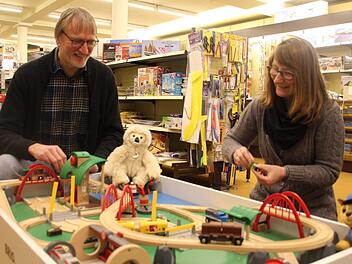 Inhaber Ernst Schleier und seine Mitarbeiterin Stefanie Stanzel können im Spielwarenladen ihr inneres Kind freilassen.  Foto: Jutta Rudel
