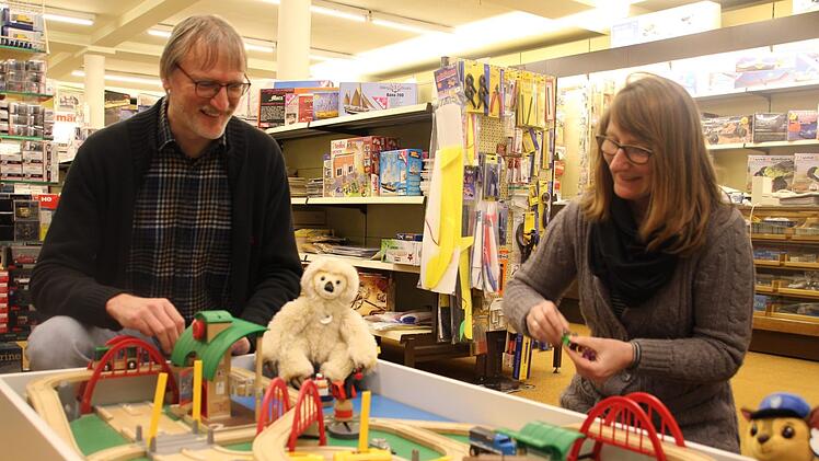 Inhaber Ernst Schleier und seine Mitarbeiterin Stefanie Stanzel können im Spielwarenladen ihr inneres Kind freilassen.  Foto: Jutta Rudel