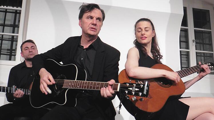 Drei für Johnny Cash: (v. l.) Ralf Wunschelmeier, Volker Ringe, Julia Leinweber  Foto: Rudolf Görtler