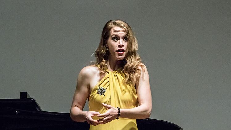 Nora Lentner und Klara Hornig beeindruckten das Publikum mit dem Liederabend "Musik und Magie".Foto: Jochen Berger