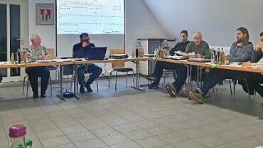 Gerhard Mühlhäußer (3. v. r.) hat im Gemeinderat Unterlagen von früher dabei.  Foto: Carmen Schwind