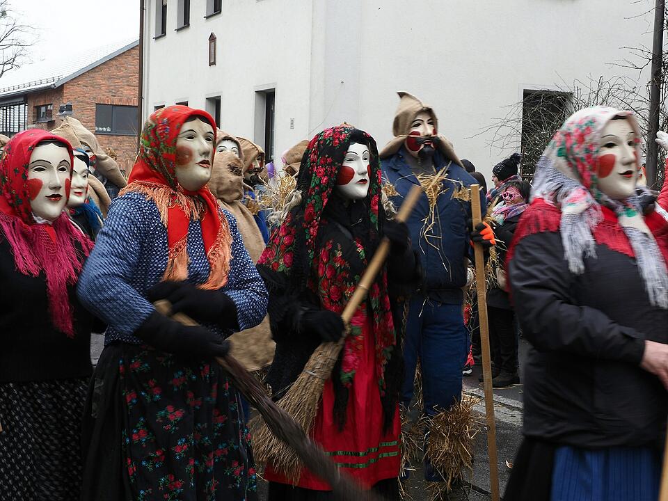 Tausende Besucher beim traditionellen Maskenumzug