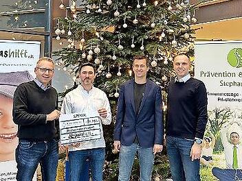 Timo Krambo, 1. Vorsitzender von „Jonas hilft e.V.“, Physiotherapeut Stephan Lips, KissSalis-Geschäftsführer Richard Pucher und Steffen Krambo, Schatzmeister „Jonas hilft e.V.“.