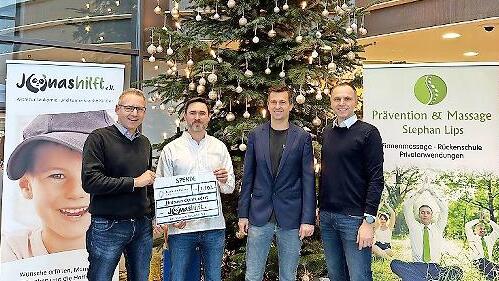 Timo Krambo, 1. Vorsitzender von &bdquo;Jonas hilft e.V.&ldquo;, Physiotherapeut Stephan Lips, KissSalis-Gesch&auml;ftsf&uuml;hrer Richard Pucher und Steffen Krambo, Schatzmeister &bdquo;Jonas hilft e.V.&ldquo;.