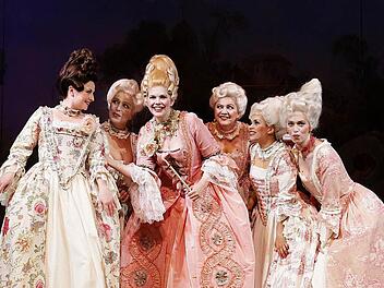 Zurück auf der Bühne des Landestheaters: Leo Falls "Madame Pompadour". In der Titelrolle: Betsy Horne (Mitte). Foto: Henning Rosenbusch