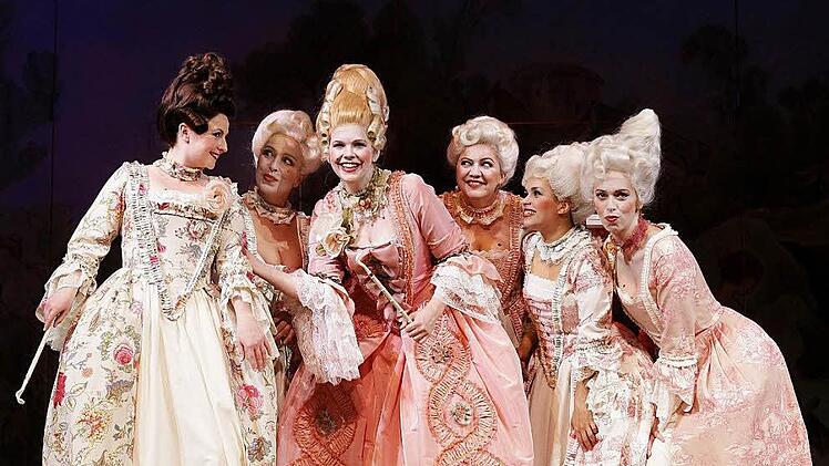 Zurück auf der Bühne des Landestheaters: Leo Falls "Madame Pompadour". In der Titelrolle: Betsy Horne (Mitte). Foto: Henning Rosenbusch