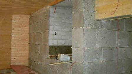 Der Saunaofen wird gebaut. Fotos: aqua-sole