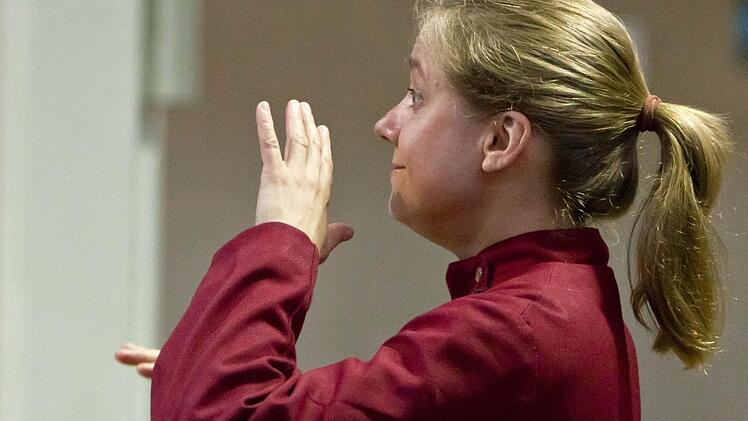 Mit einfühlsamen Gesten gestaltet Chorleiterin Sarah Baldock den Klang des "Chichester Cathedral Choirs". Fotos: Jochen Berger