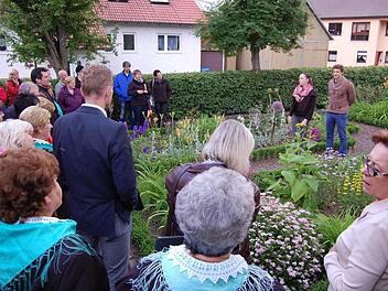Bei Sabrina und Joachim Hepp in Hassenbach wurde der "Tag der offenen Gartentür" eröffnet. Sie gehören zu den sieben Familien, bei denen Interessierte sich am Sonntag Anregungen für den eigenen Garten holen können.  Fotos: Günther Straub