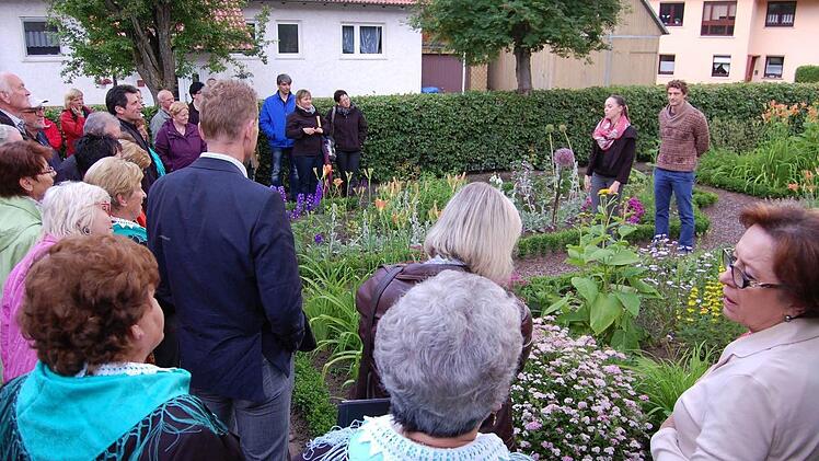 Bei Sabrina und Joachim Hepp in Hassenbach wurde der "Tag der offenen Gartentür" eröffnet. Sie gehören zu den sieben Familien, bei denen Interessierte sich am Sonntag Anregungen für den eigenen Garten holen können.  Fotos: Günther Straub