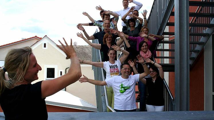 Stefanie Ferreira zeigt den Gemeindeangestellten und dem Bürgermeister wie es geht. Foto: Johanna Blum