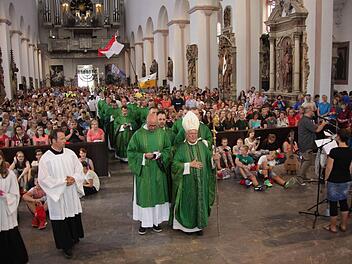 Bischof Dr. Friedhelm Hofmann feierte im Kiliansdom einen freudigen Gottesdienst zum Start der Romwallfahrt der Ministranten. Foto: Markus Hauck (POW)