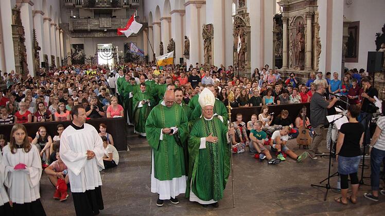 Bischof Dr. Friedhelm Hofmann feierte im Kiliansdom einen freudigen Gottesdienst zum Start der Romwallfahrt der Ministranten. Foto: Markus Hauck (POW)