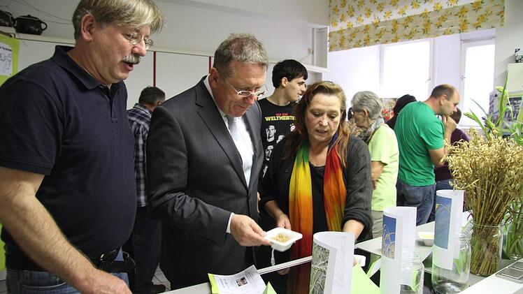 Natürlich hatten die Studierenden der Landwirtschaftsschule auch jede Menge Informatives zusammengestellt: eine Ausstellung zum Thema Getreide, eine Ausstellung zum Thema Kräuter - und zum Probieren gab es Blütenbutter und Co.