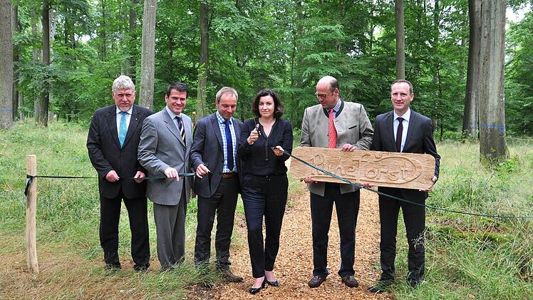 MdB Dorothee Bär zerschnitt das Band zur Eröffnung des Ruheforsts. Mit im Bild (von links): Jost Arnold, Geschäftsführer der RuheForst GmbH, MdL Steffen Vogel, Bürgermeister Matthias Schneider, der Betreiber Achim Graf von Beust und der stellvertretende Landrat Michael Ziegler. Foto: Ulrike Langer