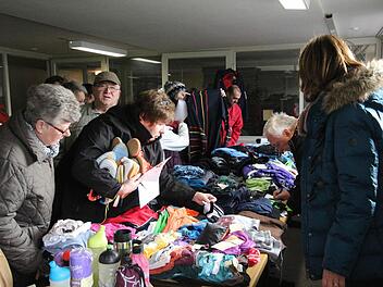 Vier Paar Kindersportschuhe zum Probieren, und vielleicht wäre das Trikot auch was fürs Mädchenfußballtraining: Kunden suchen Schnäppchen beim Fundsachenflohmarkt des Ordnungsamts. Foto: Simone Bastian