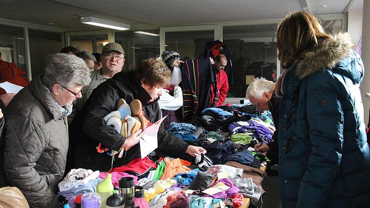 Vier Paar Kindersportschuhe zum Probieren, und vielleicht wäre das Trikot auch was fürs Mädchenfußballtraining: Kunden suchen Schnäppchen beim Fundsachenflohmarkt des Ordnungsamts. Foto: Simone Bastian
