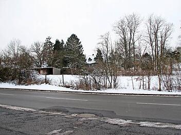 Auf der Brache gegenüber der Heinrich-Schaumberger-Schule möchte ein Investor eine Wohnanlage errichten. Wenn es nach der Stadt geht, entsteht im Anschluss daran ein Wohngebiet, und der Investor erschließt es gleich mit. Foto: Christiane Lehmann