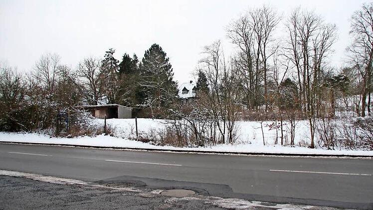 Auf der Brache gegenüber der Heinrich-Schaumberger-Schule möchte ein Investor eine Wohnanlage errichten. Wenn es nach der Stadt geht, entsteht im Anschluss daran ein Wohngebiet, und der Investor erschließt es gleich mit. Foto: Christiane Lehmann