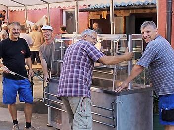 Bis zur Kirchweih alles fertig ist, wird jede Hand gebraucht. Foto: Evi Seeger