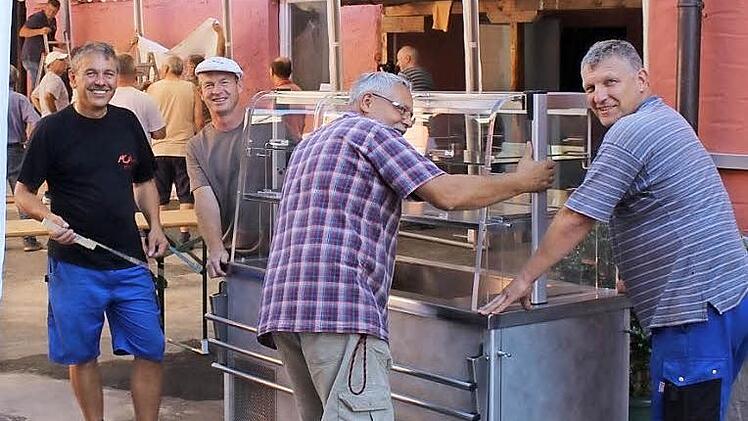 Bis zur Kirchweih alles fertig ist, wird jede Hand gebraucht. Foto: Evi Seeger
