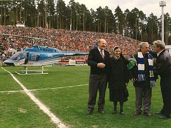 Spektakuläre Aktion à la SC Weismain: Schwester Regitta Michel wurde vor dem Spiel anlässlich ihres 50. Geburtstags mit dem Helikopter ins proppenvolle Waldstadion eingeflogen. Von rechts SC-Manager Wilhelm Schütz und Präsident Alois Dechant.  Foto: Timo Stöhr