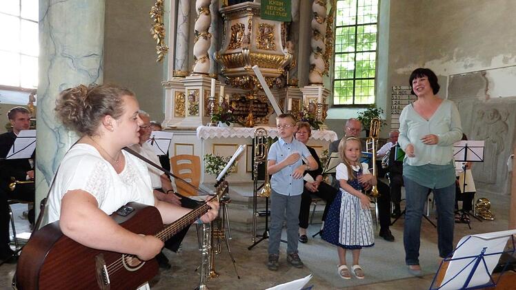 An der Einweihung der mächtige Orgel der Johanniskirche wirkten auch der Kinderclub und der Posaunenchor (im Hintergrund) mit. Foto: Werner Reißaus