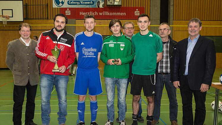Bei der Siegerehrung wurden auch die fairste Mannschaft und die besten Torschützen geehrt. Im Bild (von links) Christian Höfner (Gampertbräu), Tobias Mayer (VfR Johannisthal, fairste Mannschaft), die Torschützenkönige Dominic Fischer (Mitwitz), Leon Bienlein (Stockheim) und Tim Wachter (Neukenroth, je 4) mit  Georg Skliwa (im Hintergrund), KSL Egon Grünbeck und stellvertretendem Landrat Gerhard Wunder.