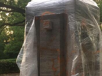 Die Folie, die das Ehrenmal gegen Vandalismus schützen sollte, wurde aufgeschnitten und der Sockel mit Farbe besprüht. Foto: Oliver Schmidt